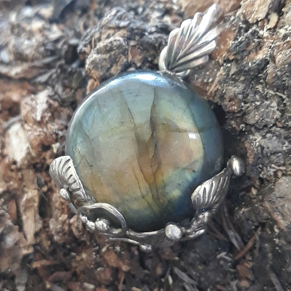 Spectrolite Labradorite Pendant - Picture 7 of 9